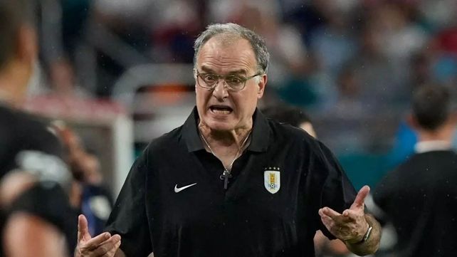 Marcelo Bielsa está en el medio de una ola de críticas en el país vecino.