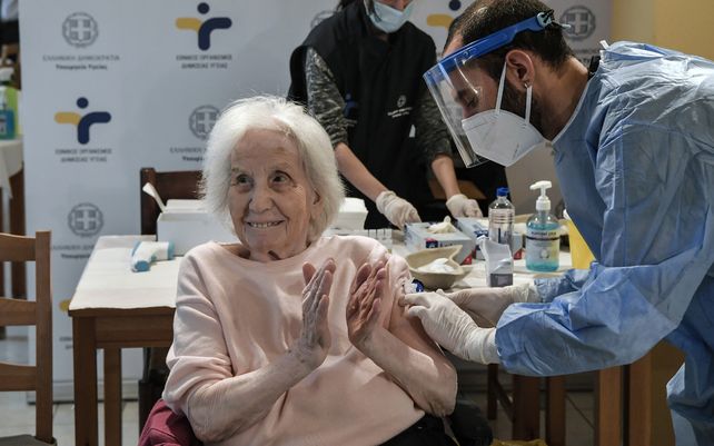 Una anciana aplaude durante una vacunación en un asilo de ancianos en Atenas.&nbsp;