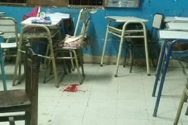 Así quedó el salón luego del balazo que le disparó un chico a una compañera en plena clase.