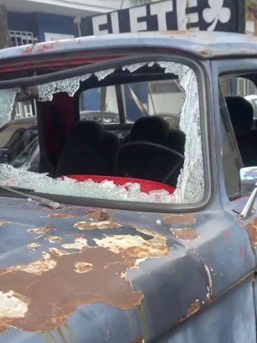 Atacaron a piedrazos a un fletero que llevaba hinchas de Newells a la cancha