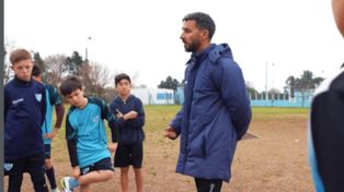 Ignacio Scocco charla durante una práctica con los chicos de las inferiores de Hughes.