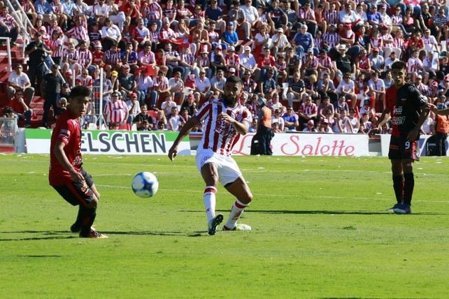 Emanuel Britez recibió la visita indeseable de algunos hinchas de Colón
