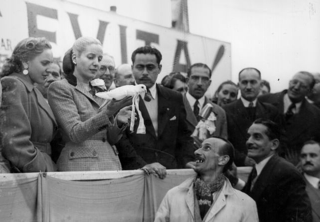 Evita con una paloma en sus manos, vecinos y trabajadores asisten al acto de barrio Acindar, (mayo 1950). 