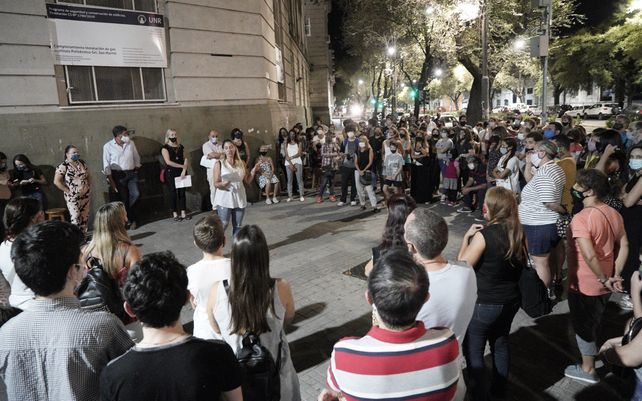 Padres y alumnos del Politécnico realizaron un&nbsp; clase abierta frente al establecimiento para pedir más presencialidad.&nbsp;