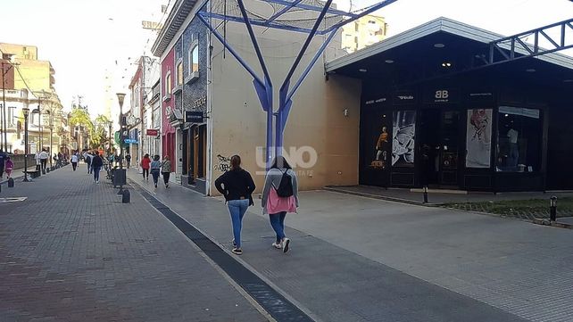 En plena peatonal santafesina. Pese a las cámaras de seguridad del comercio y a la iluminación del microcentro