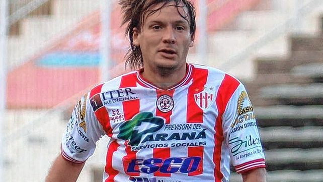 Patulo. Cristian Gómez con los colores de Atlético Paraná