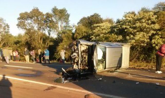 Tragedia. La camioneta 4 por 4 del intendente quedó volcada en la ruta 14.