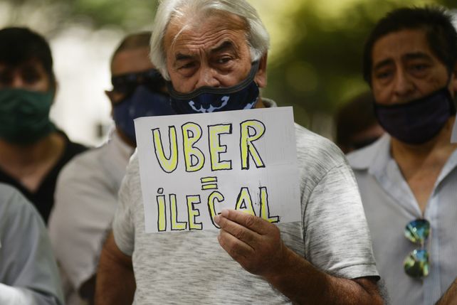 Los taxistas piden que se castigue con multas de hasta más de 400 mil pesos a los choferes de Uber.