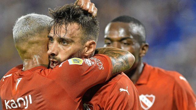 Joaquín Laso festeja el gol de Independiente ante Vélez.