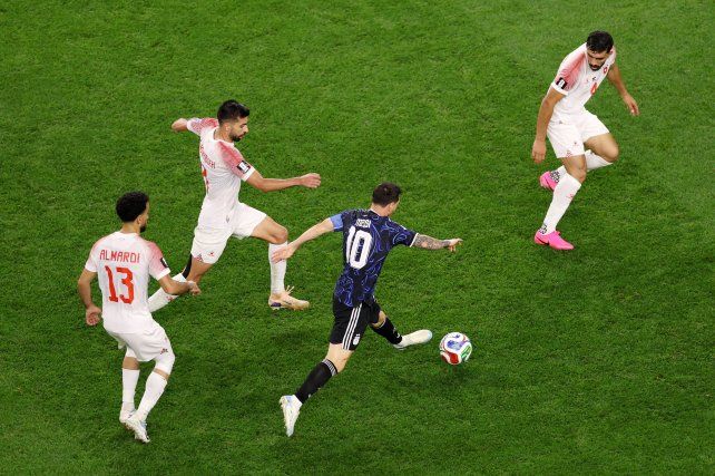 Lionel Messi hace malabares con la pelota ante Jordania. El diez lleva seis goles en el Mundial.&nbsp;