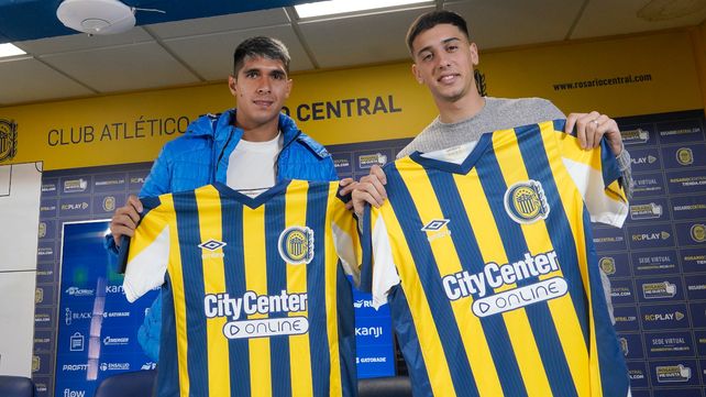 Giovanni Bogado y Agustín Sández posan con la camiseta canalla
