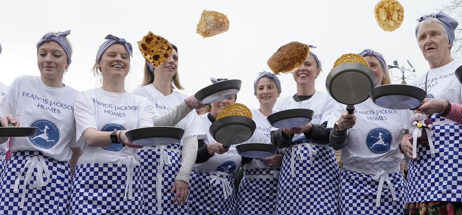 Competidoras calientan antes de la tradicional Carrera de Panqueques del Martes de Carnaval en Olney, Inglaterra, el martes 21 de febrero de 2023. El Martes de Carnaval de cada año, las damas de Olney, Buckinghamshire, compiten en la mundialmente famosa Pancake Race, una tradición de Olney que se remonta a 1445. (Foto AP/Kirsty Wigglesworth)
