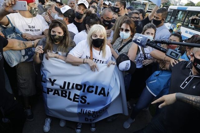 El desborde en la marcha por Maradona hizo retirar a Claudia, Dalma y Gianinna