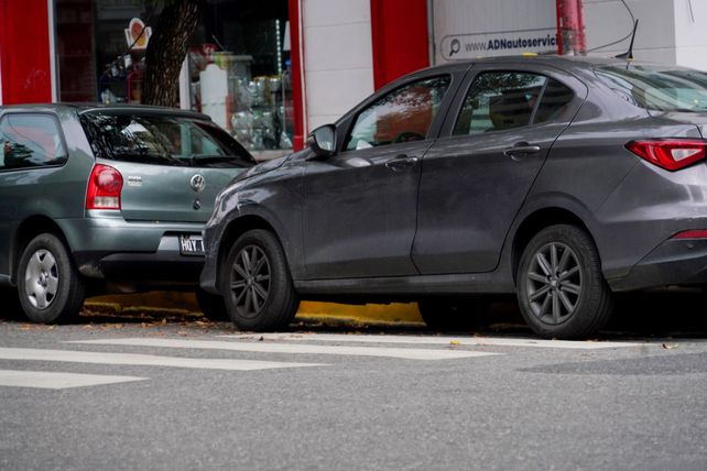 Mal estacionamiento, una de las faltas que más molesta en las calles de Rosario