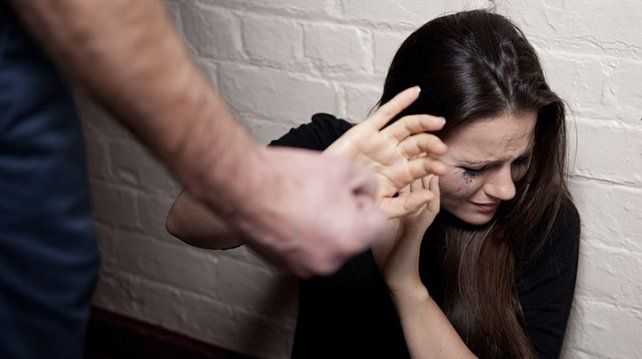 Una mujer denunció que su marido la obligaba a tener sexo con otras personas