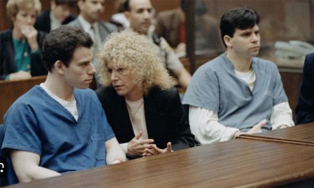 Erik y Lyle Menéndez junto a su abogada defensora durante el juicio, tenían 18 y 21 años cuando cometieron el parricidio.