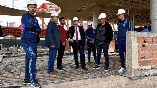 Tapia y Mascherano visitaron la obra del CAR regional de AFA