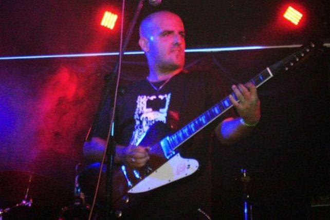 Un guitarrista recibió una descarga eléctrica en el escenario y murió fulminado