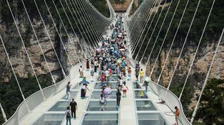 China inauguró el puente de vidrio más alto y largo del mundo