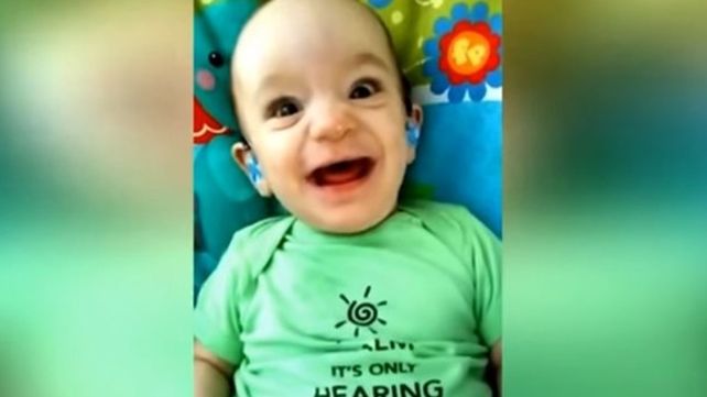 El momento en que un bebé sordo oye a su mamá por primera vez
