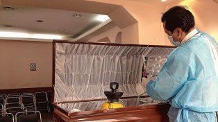La tanatopraxia es el arte de borrar los signos de la muerte en un cuerpo y postergar su descomposición, define Carunchio, tanatopractor más conocido del país