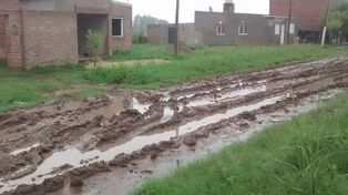 Reclamos y enojo por el barro que se acumula en los barrios