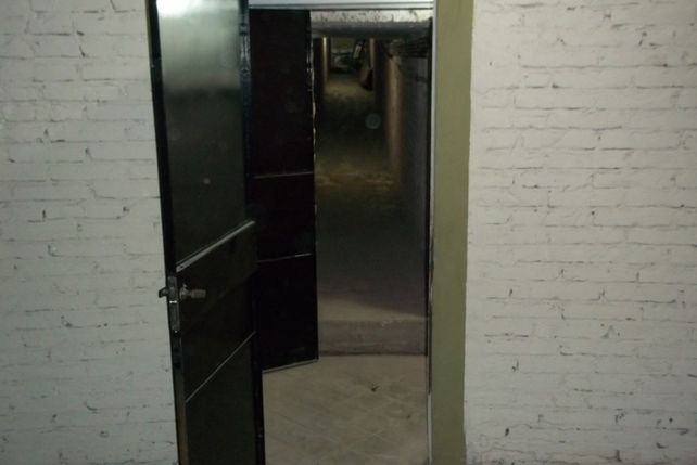 Puerta de la parte inferior de la Sala Garay que da a los túneles.