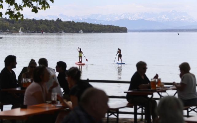 La gente disfruta del clima soleado en el lago Ammersee