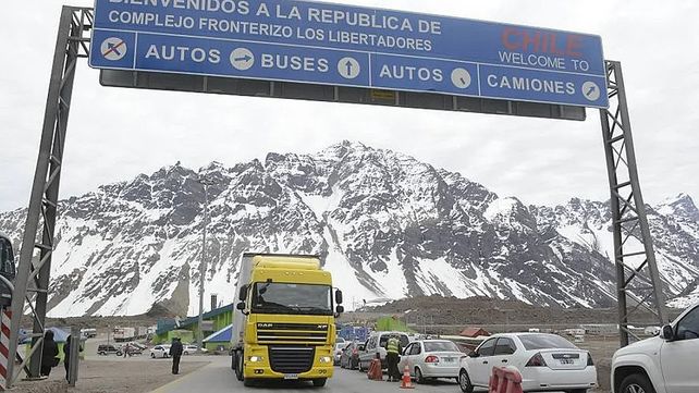 Esta semana Santa se vive un éxodo argentino hacia Chile. Los cruces de frontera se multiplican y los comercios abren a pesar del feriado