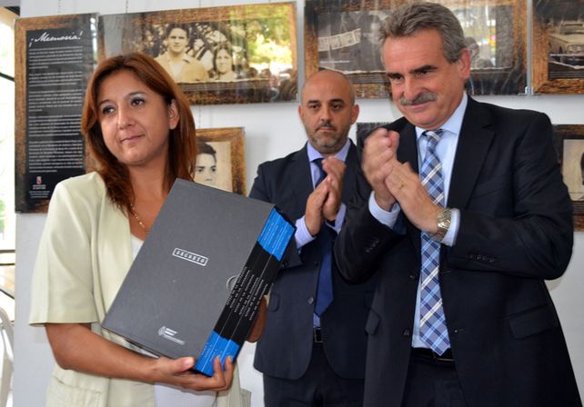 El intendente Palo Oliver recibió del ministro Rossi las actas de la última dictadura militar