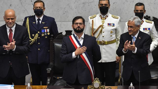 Una multitud con banderas diversas y esperanzas compartidas espera a Boric frente a La Moneda