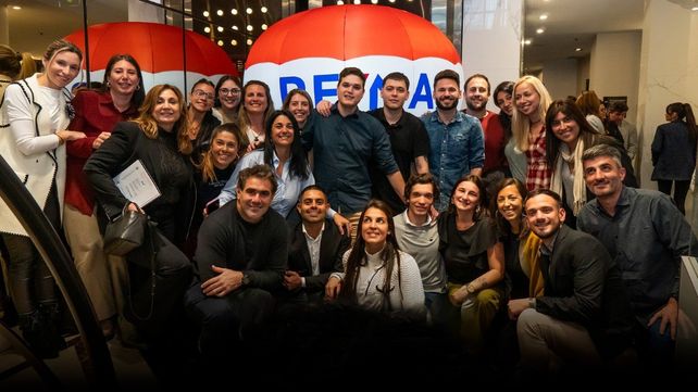 El equipo completo de Remax Flor en uno de los eventos de la marca.