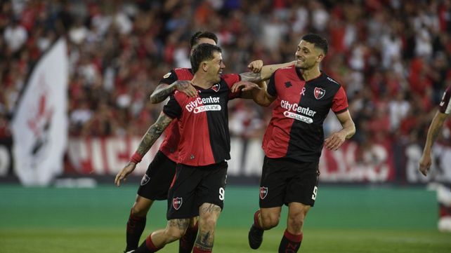 El festejo del empate de Newell’s del Colo Ramírez ante Lanús. Luego sería triunfo por la 17ª fecha de la Liga Profesional. El sueño de la Copa Sudamericana