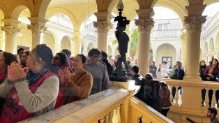 Trabajadores de la administración pública expresan su rechazo por la reducción de 25% en horas extras y la caída de suplencias. Hubo diversos reclamos