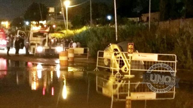Una camioneta con una familia a bordo cayó en un pozo, en calle Rondeau