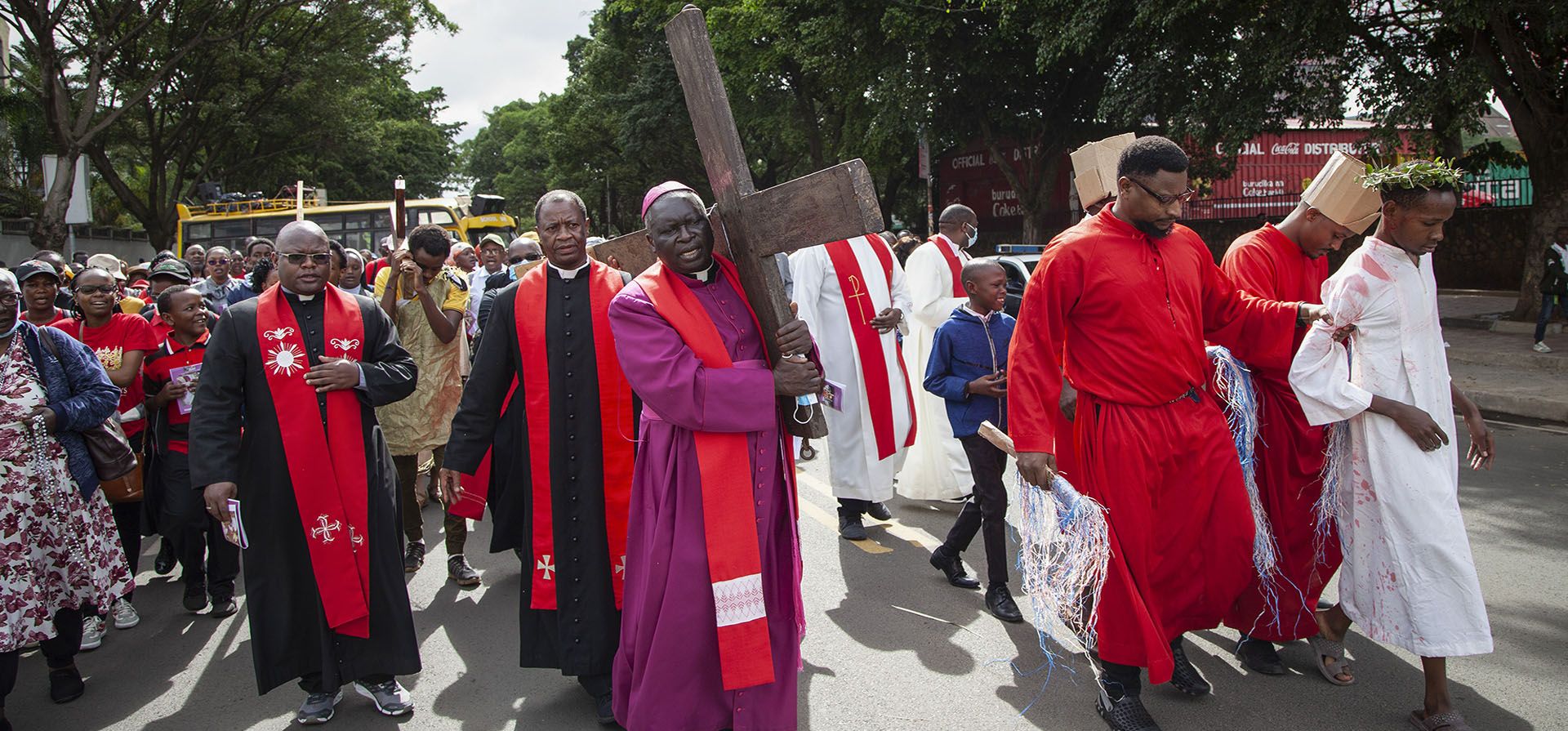 El Arzobispo de Nairobi Philip Anyolo, centro, lleva una cruz de madera mientras conduce a cientos de cristianos desde la Catedral Católica por las calles el Viernes Santo en el centro de Nairobi, Kenia, el viernes 15 de abril de 2022.