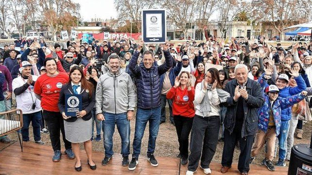 El diploma que consagra a Concepción del Uruguay como Récord Guinness.