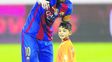 Imborrable. Messi y Murtaza Ahmadi, de 6 años, ayer en Qatar.