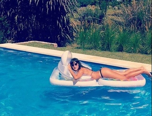El desnudo total de la novia de Emmanuel Hourvilleur