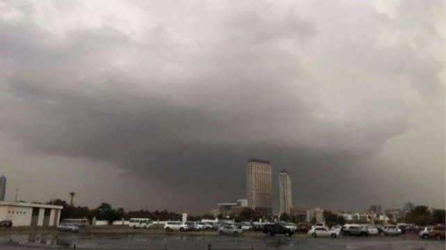 Un desierto inundado: un frente de tormentas extremas golpea desde este lunes a los Emiratos Árabes Unidos (EAU)