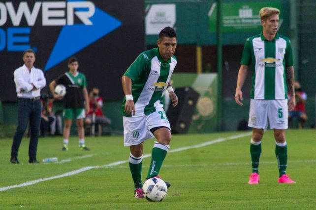 Picante. El volante Brian Sarmiento.