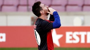 Lionel Messi y la camiseta de Newells, una unión que perdura desde el afecto. La Pulga jugará contra el club de sus amores.