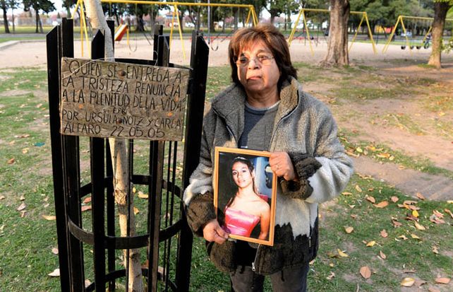 La madre de Carla Alfaro en parque Norte, donde se produjo el choque de 2005. (Foto: Angel Amaya)