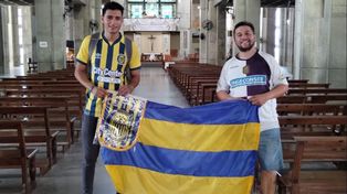 El Padre Axel, con la camiseta tradicional de Central, en el Santuario María del Rosario de San Nicolás, junto a su amigo Leandro.&nbsp;