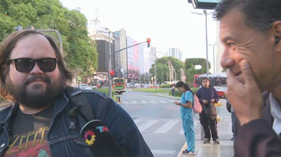 Un movilero reconoció a un actor de División Palermo mientras le hacía una nota sobre el tiempo.
