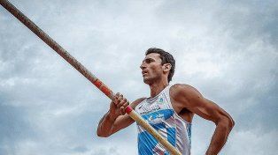 Germán Chiaraviglio consiguió una marca de 5.35 en la gualy de salto con garrocha.