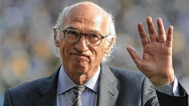 Carlos Bianchi fue condecorado en Francia