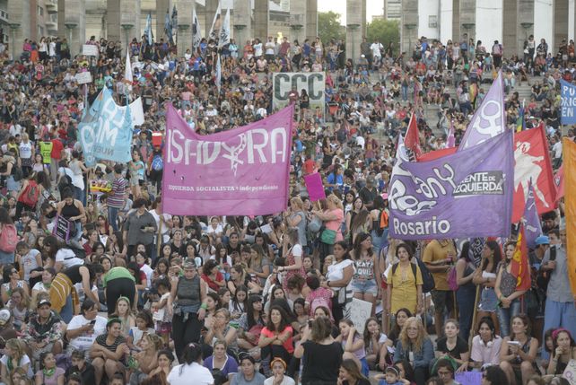 Masiva marcha en Rosario del colectivo de mujeres por la Eliminación de ...