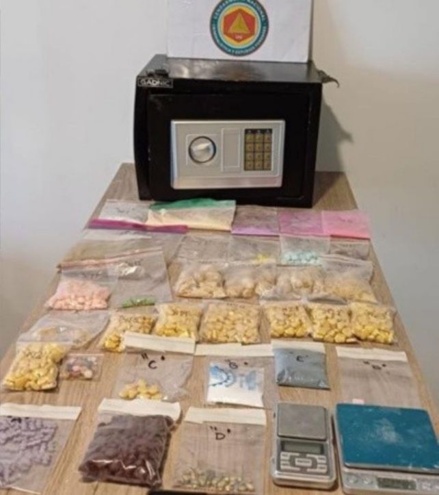 La droga estaba almacenada en una caja fuerte. En el departamento no había ocupantes al momento de la irrupción de los gendarmes.