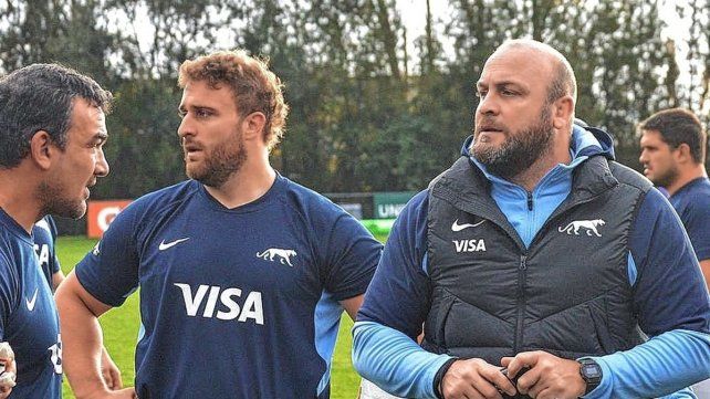 Crevy y el rafaelino Mayco Vivas junto al coach de fowards